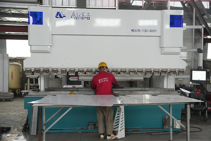 ویژگی های کلیدی یک کامیون جاروبرقی CNC که آن را از سایر انواع سوییپر متمایز می کند چیست؟