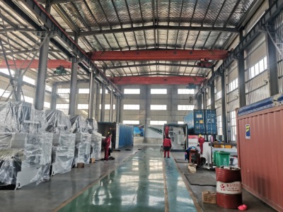 چگونه این ماشین خم کن بزرگ جبران تاج را برای انحراف در طول کامل خمش انجام می دهد؟